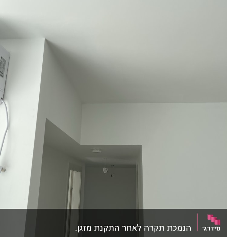 תקרת גבס לבנה עם תאורה תלויה